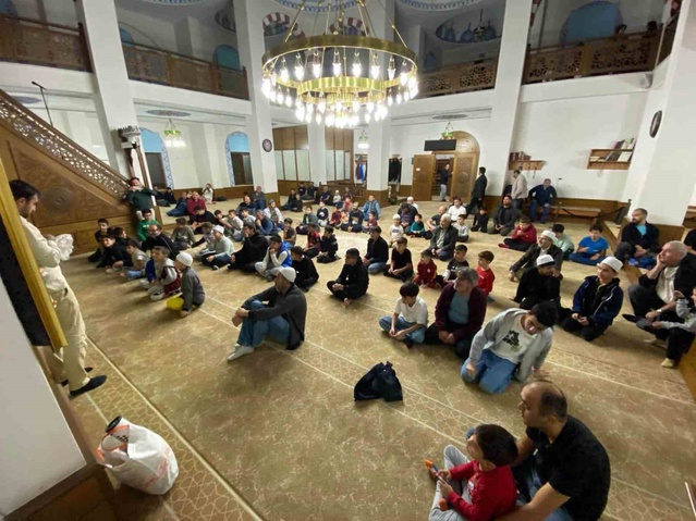 Burhaniye'de müftülük projesiyle 70 çocuk camide buluştu, hediyeler dağıtıldı