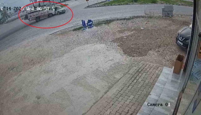 Antakya'da kamyonetle çarpışan hafif ticari araç sürücüsü yaralandı, kaza anı kamerada