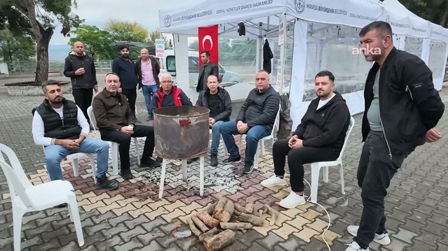 Soma'da maaşlarını bekleyen İmbat işçileri Cumhuriyet Bayramı'nı alanda kutladı