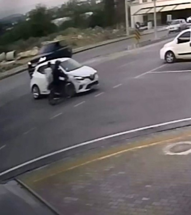 Mersin Erdemli'de otomobille çarpışan motosikletteki 2 kişi hafif yaralandı