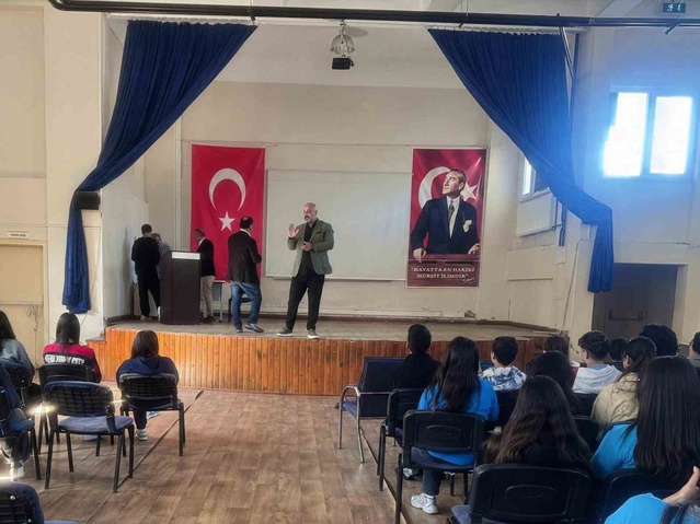 Yazar Mehmet Karayiğit, Yalıkavak'taki okullarda öğrenciler ve velilerle buluştu