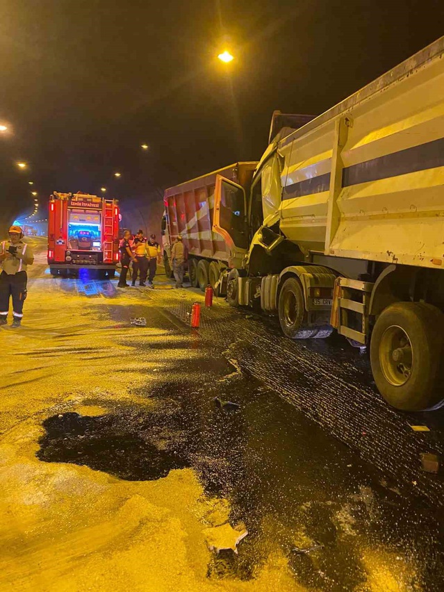 Aydın-İzmir otobanı Selatin Tüneli'nde tırlar çarpıştı, bir kişi yaralandı