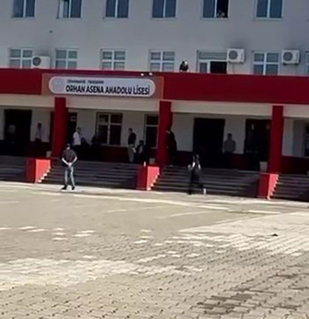 KPSS'ye yetişmeye çalışan öğrenci Diyarbakır'da merdivenlerde baygınlık geçirdi
