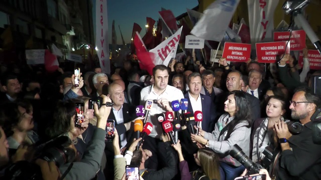 İzmir'de Cemil Tugay protestosu: İZBB'ye yürümek isteyen grupla polis arasında gerginlik