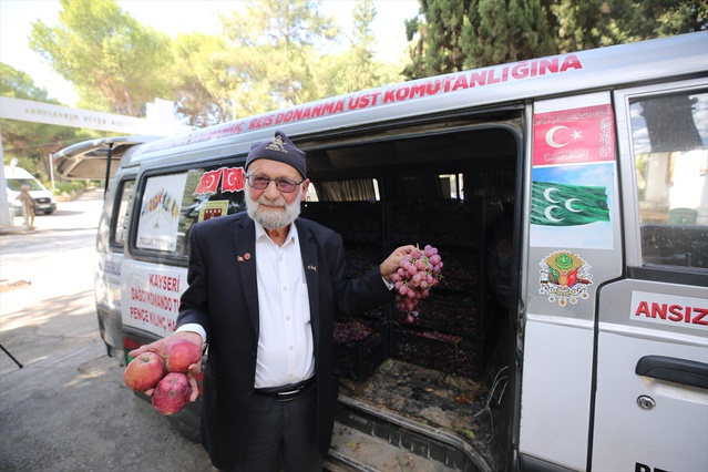 Muhammed Yılmaz, 76 yaşında Aydın Jandarma Komando Taburu'na elma ve üzüm götürdü