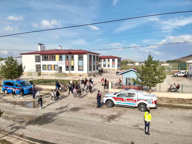 Bayburt Demirözü'ndeki Gökçedere'de jandarma okul giriş çıkışında devriye yaptı