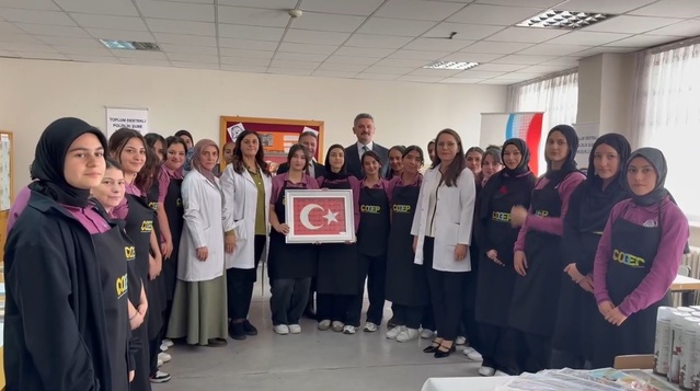 Emniyet ve Milli Eğitim iş birliğiyle Erzincan'da gençlere kâğıt rölyef kursu açıldı