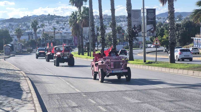 Bodrum'da klasik ve arazi araçlı konvoy Cumhuriyet'in 103. yılını kutladı