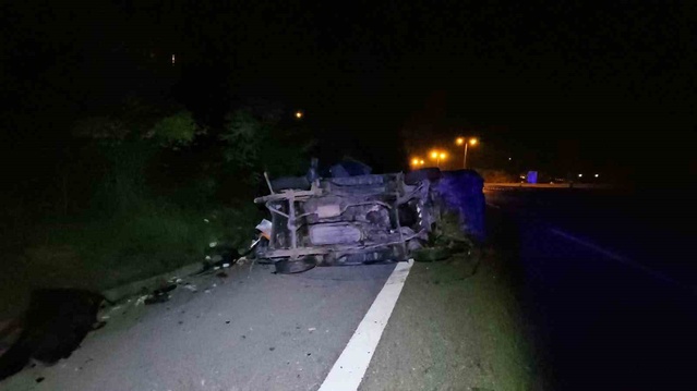 Sakarya'da tır, hasara bakan panelvan sürücüsüne çarparak ölümüne neden oldu