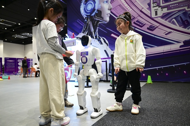Ulusal Gün tatilinde Çin'de yapay zeka robotları turistlerden büyük ilgi gördü