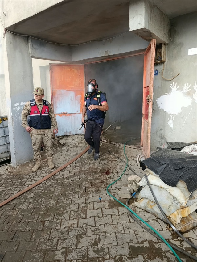 Siirt Kurtalan'daki Teylan köyünde odunluk yangını itfaiye ekiplerince söndürüldü