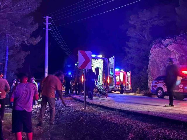 Dağcı grubunu taşıyan minibüs Kumluca'da devrildi, sürücüyle 15 kişi yaralandı
