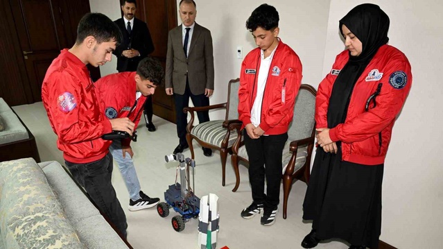 Rektör Akpolat, TEKNOFEST 2026'da Türkiye 4'ncüsü Pütürge Robotik Kulübü'nü ağırladı