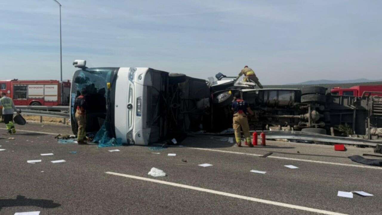 Tur otobüsü ile tır çarpıştı! 11 ölü, 27 yaralı