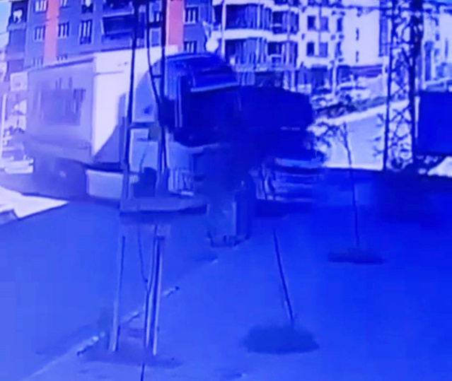 Iğdır'da tırın sürüklediği araç elektrik direğine itildi, kazada yaralanan olmadı