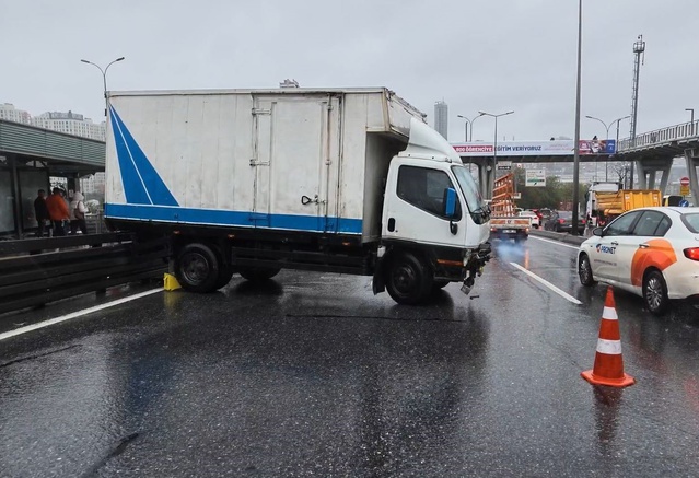 İstanbul Haramidere'de kamyonet metrobüs bariyerlerine çarpıp yan döndü, trafik durdu