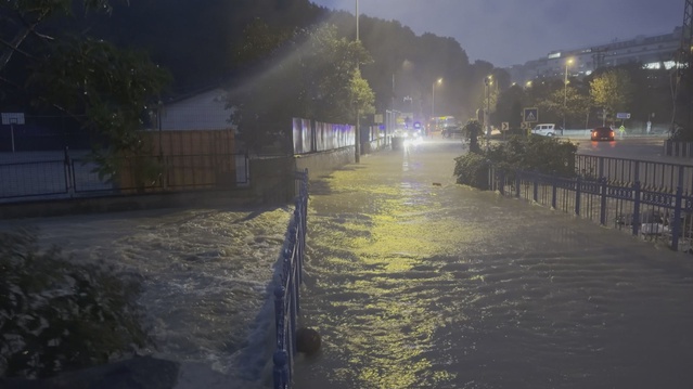 İstanbul Arnavutköy'de Alibey Deresi taştı, okul bahçesi sular altında kaldı