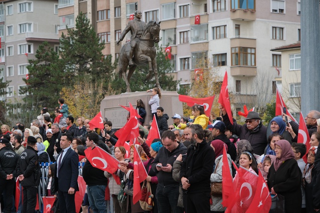 Eskişehir'de 29 Ekim Cumhuriyet Bayramı, Atatürk Bulvarı'nda coşkuyla kutlandı