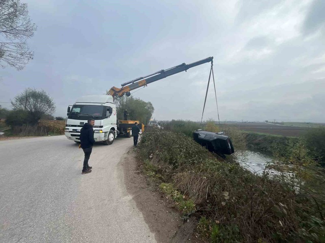Bolu'da virajı alamayan otomobil dereye uçtu, sürücü ayakta tedavi edildi