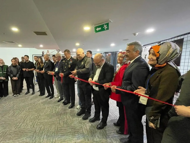 Sinop'ta öğrencilerin 'Kontrol Sende' afiş sergisi bağımlılık sempozyumunda açıldı