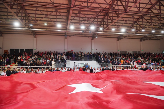 Ayvalık'ta Cumhuriyet Bayramı yağış nedeniyle kapalı alanda coşkuyla kutlandı