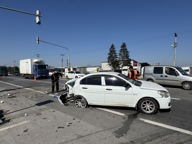 Sakarya Erenler'de D-100'de arkadan çarpma sonucu 3 kişi yaralandı