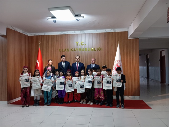 Sivas Ulaş'ta ilkokul öğrencileri Cumhuriyet'in 103. yılında temsili gazete dağıttı