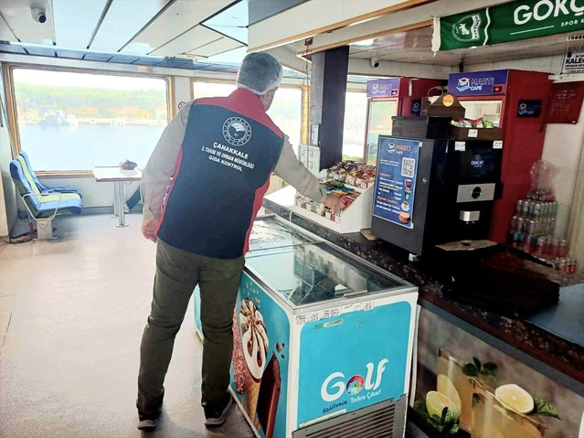 Çanakkale'de feribotlarda yolculara satılan gıdalar Tarım ekiplerince denetlendi