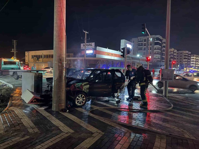 Antalya Serik'te iki otomobil çarpıştı, 2 yaralı; sürücünün kaçtığı öne sürüldü