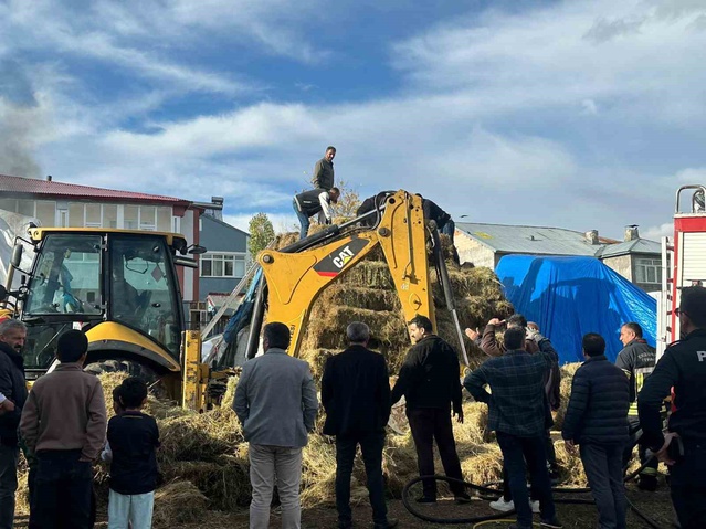 Erzurum Karayazı'da ev önündeki otlarda henüz belirlenemeyen nedenle yangın çıktı