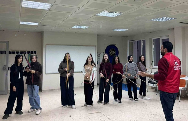 Bayburt Gençlik Merkezinde gençler okçuluk eğitiminde hedefe odaklanmayı öğreniyor