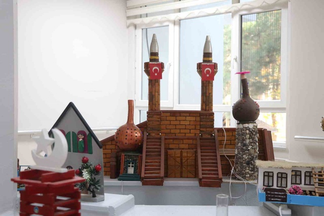 Sivas'taki huzurevi sakinleri şiir, ahşap oyma ve resimle günlerini üretken geçiriyor