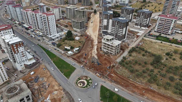 Kahramanmaraş Büyükşehir Belediyesi Tömek Kavşağı'nda trafik düzenlemesine başladı