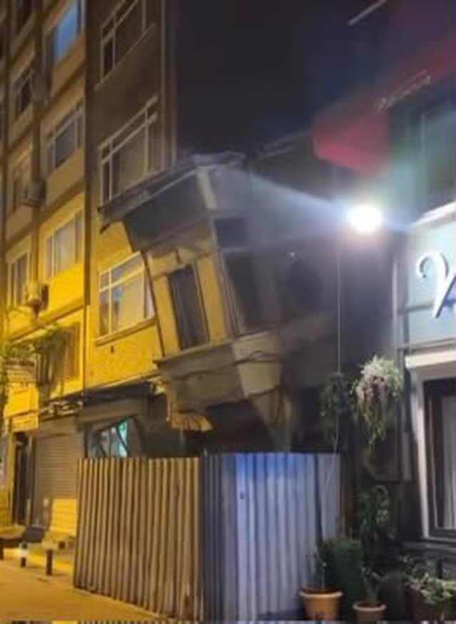 Bakırköy'de metruk binanın 2'nci katı sokağa yıkıldı, içeride kimse yoktu