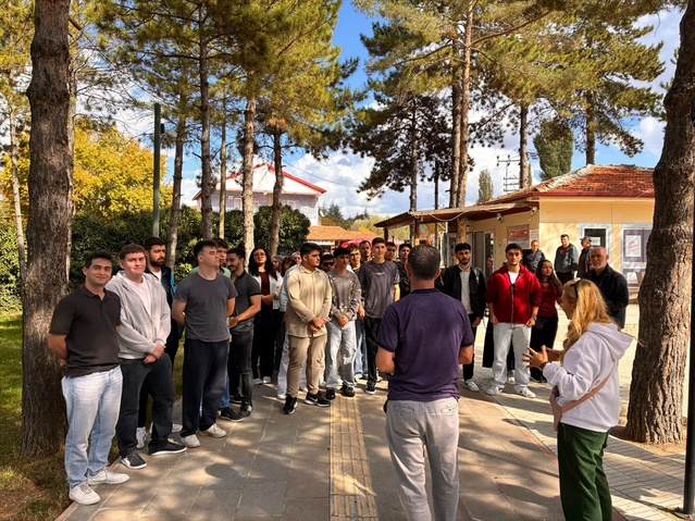 Çorum Alaca'da üniversiteye başlayan öğrenciler Alacahöyük Antik Kenti'ni gezdi