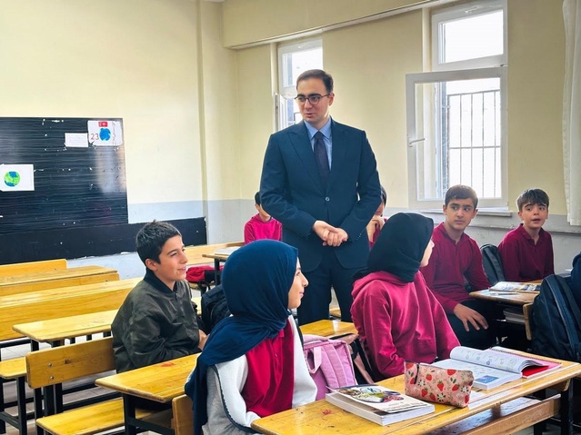 Adıyaman'da Kaymakam Yıldız, İmam Hatip Ortaokulu'nu ziyaret edip öğrencileri dinledi