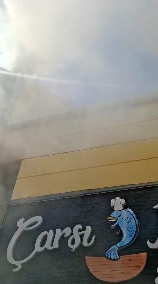 Eskişehir'de balıkçı bacasındaki yangın itfaiye ve esnafın müdahalesiyle söndü
