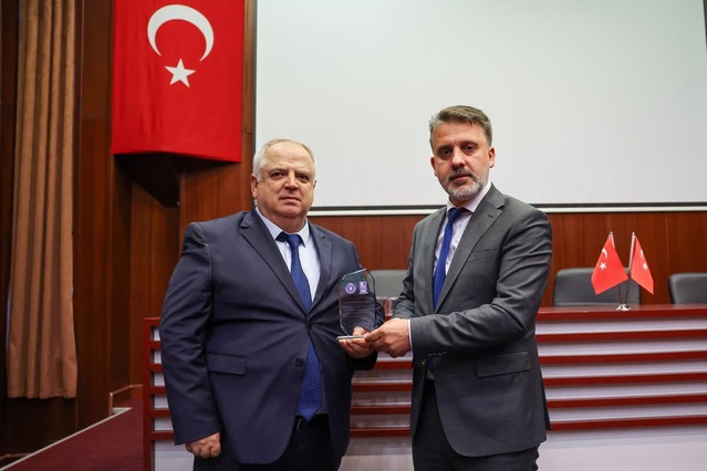 BUSKİ Genel Müdürü Subaşıoğlu emekliye ayrıldı, Başkan Vekili Biba plaket takdim etti