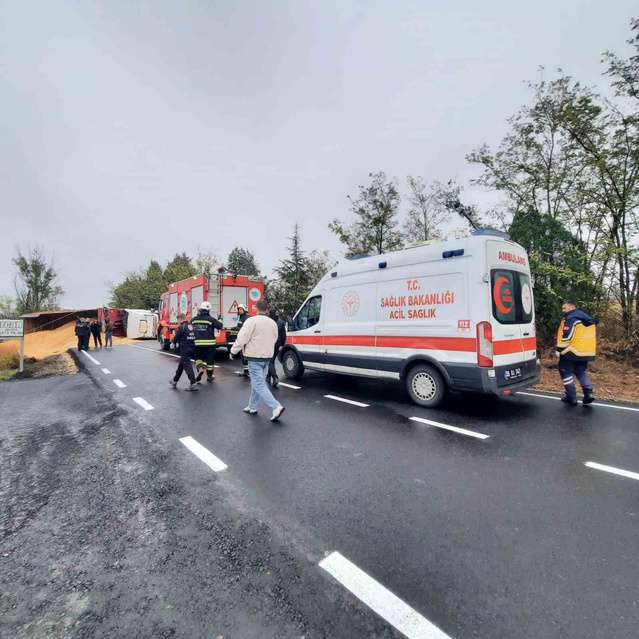 Tekirdağ Muratlı'da kepek yüklü tır devrildi, yaralanan sürücü hastaneye kaldırıldı