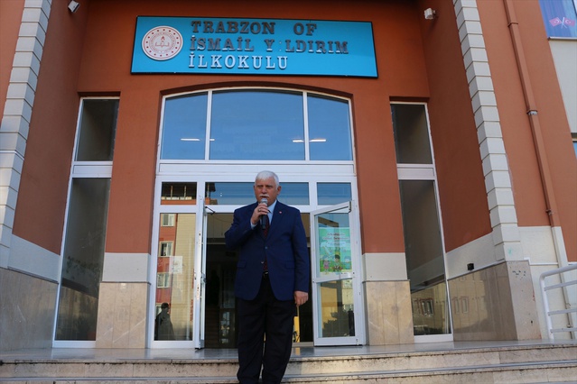 Of'ta Milli Eğitim Müdürü Kabahasanoğlu, öğrencilerle İstiklal Marşı'nı okudu