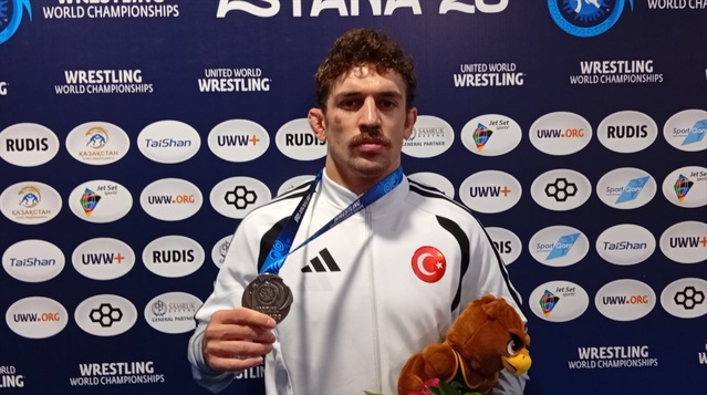 Yüksel Sarıçiçek, 82 kiloda dünya şampiyonu rakibine 7-1 yenilerek gümüş madalya aldı