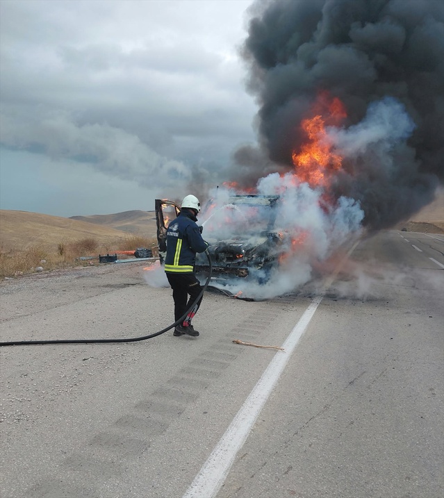 Van'da 65 ADG 364 plakalı kamyonet alev aldı, kullanılamaz hale geldi