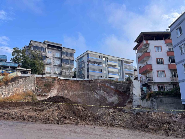 Kahramanmaraş'ta toprak kayması sonucu çöken yolda 36 gündür çözüm bekleniyor