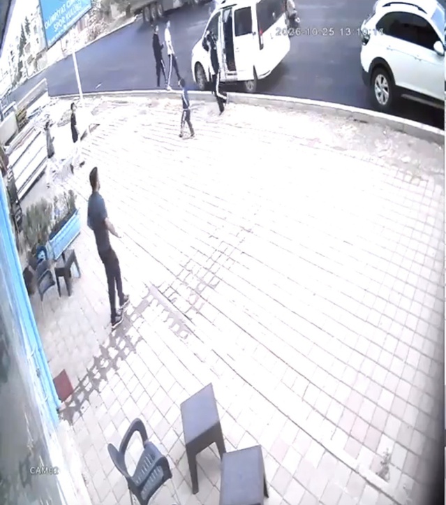 Mardin Nusaybin'de otomobilin çarptığı çocuk yaralandı, kaza anı görüntülendi