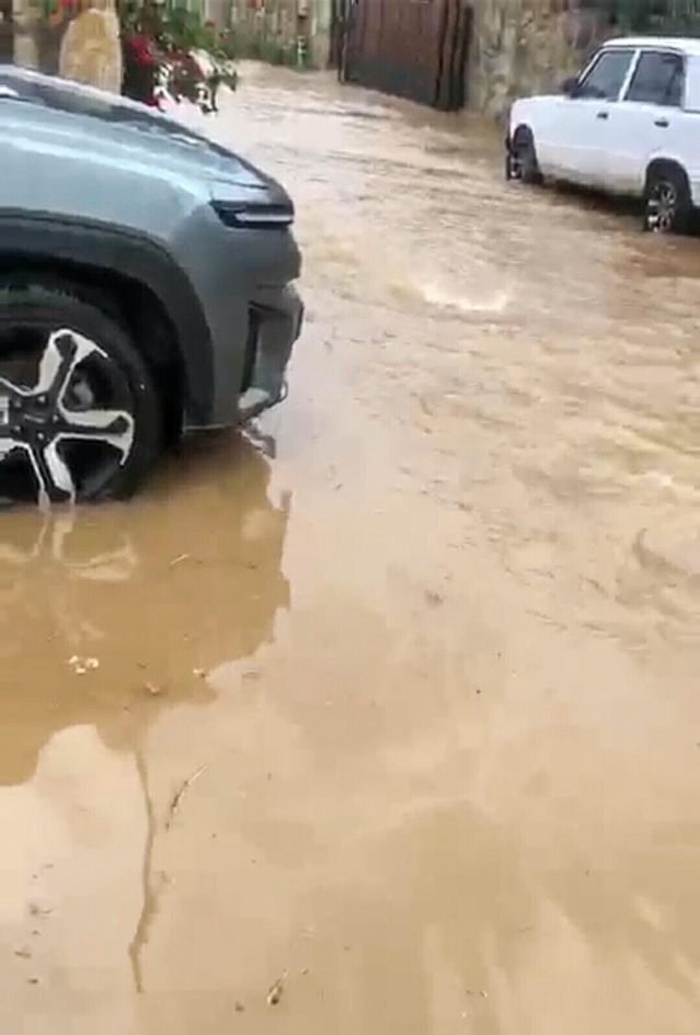 Datça'da sağanak yollarda su birikintisi oluşturdu, park halindeki araçlar su aldı