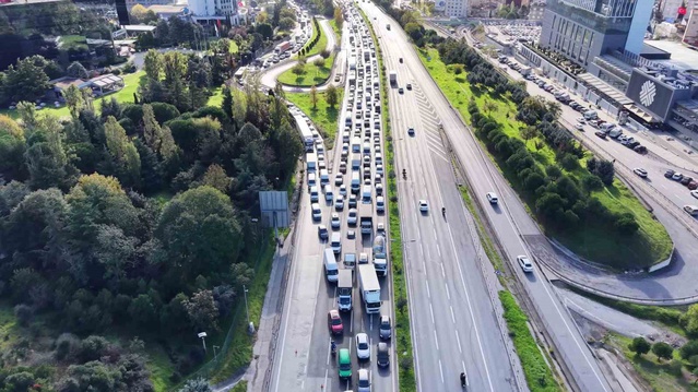 TEM'de hafriyat kamyonuna çarpan 3 aracın karıştığı kazada 2 kişi yaralandı