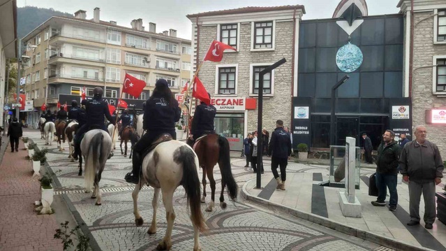 İnebolu'da 50 kişilik atlı grup, 95 kilometrelik İstiklal Yolu'nu geçmeye başladı