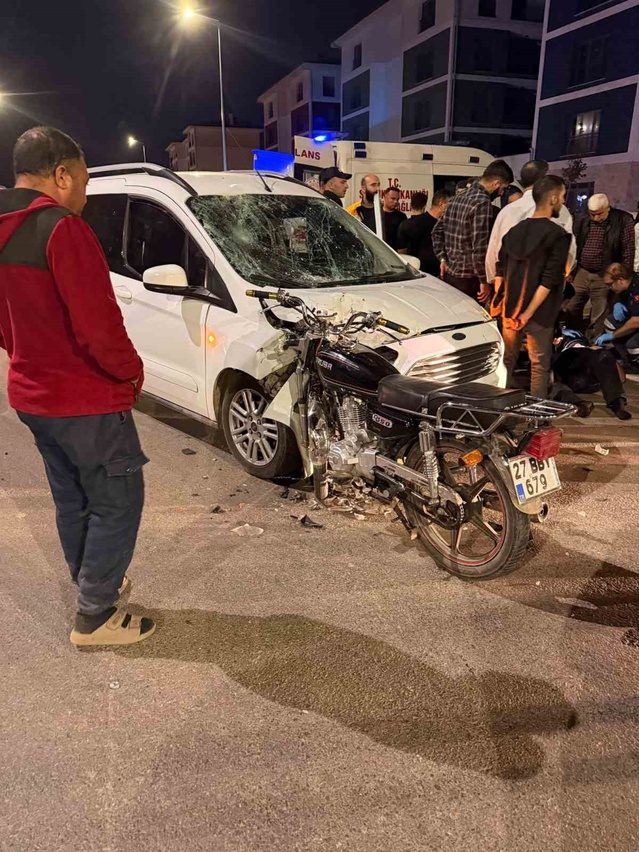 Gaziantep İslahiye'de motosikletle hafif ticari araç çarpıştı, sürücü yaralandı
