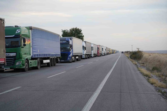 Edirne Hamzabeyli Sınır Kapısı'ndaki 37 kilometrelik tır kuyruğu sürücüleri mağdur etti