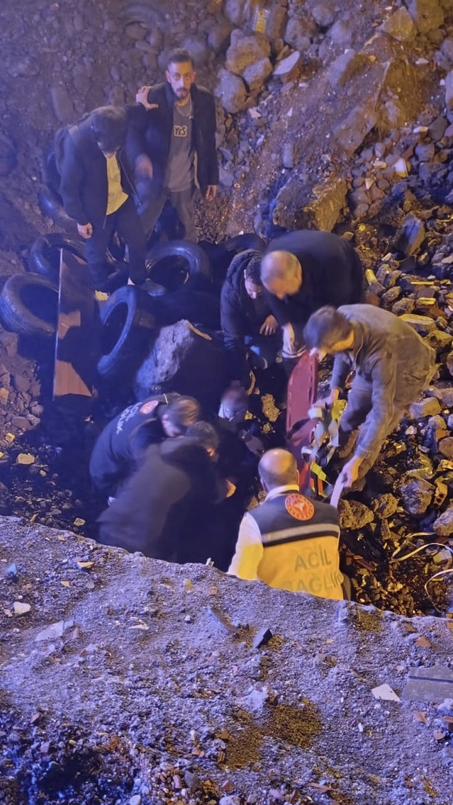 Muş Cumhuriyet Caddesi'nde kazıya düşen yaşlı adam Muş Devlet Hastanesine kaldırıldı